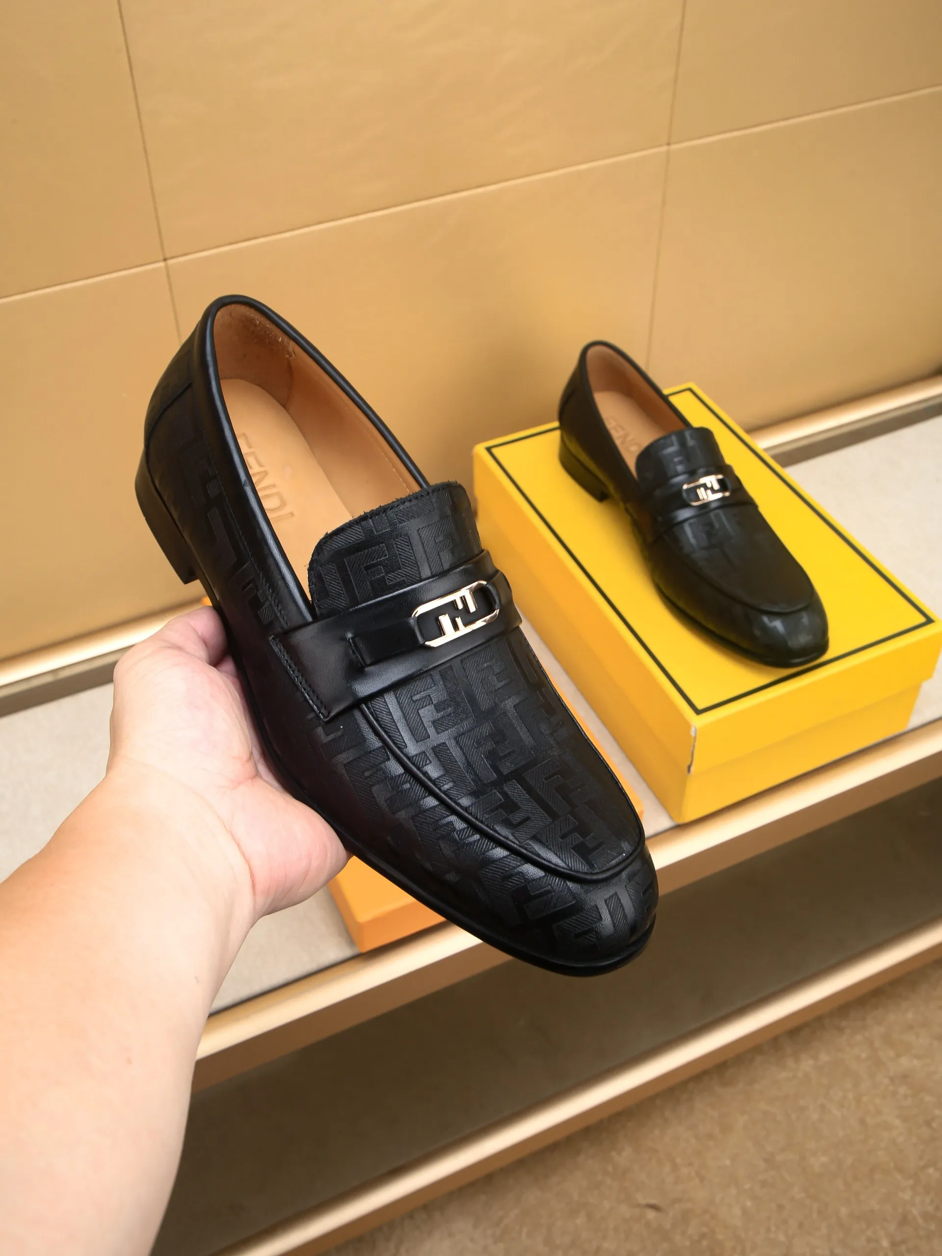 Men's shoes💰460 🕷🕷【FENDI】The latest men's formal leather shoes🇨🇳Classic series not to be missed💯The first layer is made of imported first-layer cowhide☘Original quality, the leather is smooth and delicate🎋Awesome version, perfect streamlined outline🍇🐮Leather lining, code number 39-44...(customized at 38.45.46.47)
